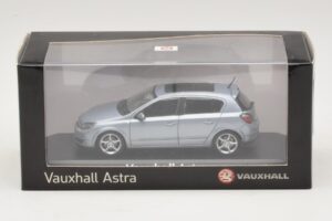 Vauxhall Astra H Sedan Vaaleansininen Metallinen Minichamps 1:43 ASTRA007 Metalli — kuva 4 / 4