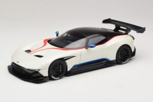 Aston Martin Vulcan Stratus White Sinisillä ja Punaisilla Raidoilla AUTOart 1:18 70261 Komposiitti