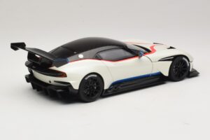 Aston Martin Vulcan Stratus White Sinisillä ja Punaisilla Raidoilla AUTOart 1:18 70261 Komposiitti — kuva 3 / 8