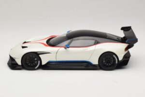 Aston Martin Vulcan Stratus White Sinisillä ja Punaisilla Raidoilla AUTOart 1:18 70261 Komposiitti — kuva 4 / 8