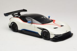 Aston Martin Vulcan Stratus White Sinisillä ja Punaisilla Raidoilla AUTOart 1:18 70261 Komposiitti — kuva 6 / 8