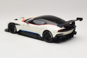 Aston Martin Vulcan Stratus White Sinisillä ja Punaisilla Raidoilla AUTOart 1:18 70261 Komposiitti — kuva 7 / 8