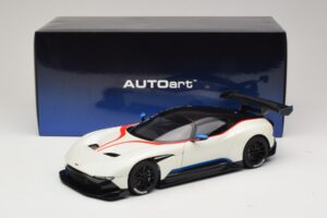 Aston Martin Vulcan Stratus White Sinisillä ja Punaisilla Raidoilla AUTOart 1:18 70261 Komposiitti — kuva 8 / 8