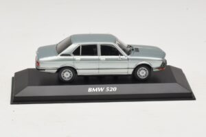 BMW 520 E12 Vaaleansininen Metallic Maxichamps 1:43 940023002 Metalli
