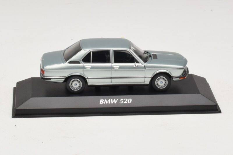 BMW 520 E12 Vaaleansininen Metallic Maxichamps 1:43 940023002 Metalli