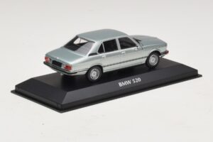 BMW 520 E12 Vaaleansininen Metallic Maxichamps 1:43 940023002 Metalli — kuva 2 / 5