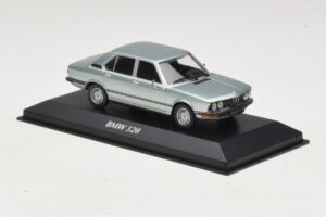BMW 520 E12 Vaaleansininen Metallic Maxichamps 1:43 940023002 Metalli — kuva 3 / 5