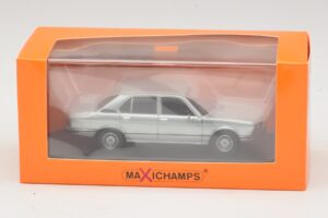 BMW 520 E12 Vaaleansininen Metallic Maxichamps 1:43 940023002 Metalli — kuva 5 / 5
