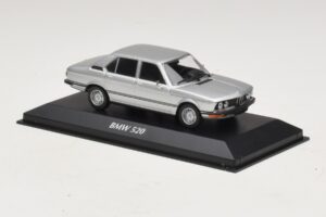 BMW 520 E12 Hopea Maxichamps 1:43 940023000 Metalli — kuva 3 / 5