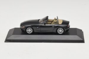 BMW Z4 E85 Musta Metallic Korvaava Pakkaus Minichamps 1:43 BMW Z4 E85 Musta Metallic Korvaava Pakkaus Minichamps 1:43 80420144055-R1 Metalli