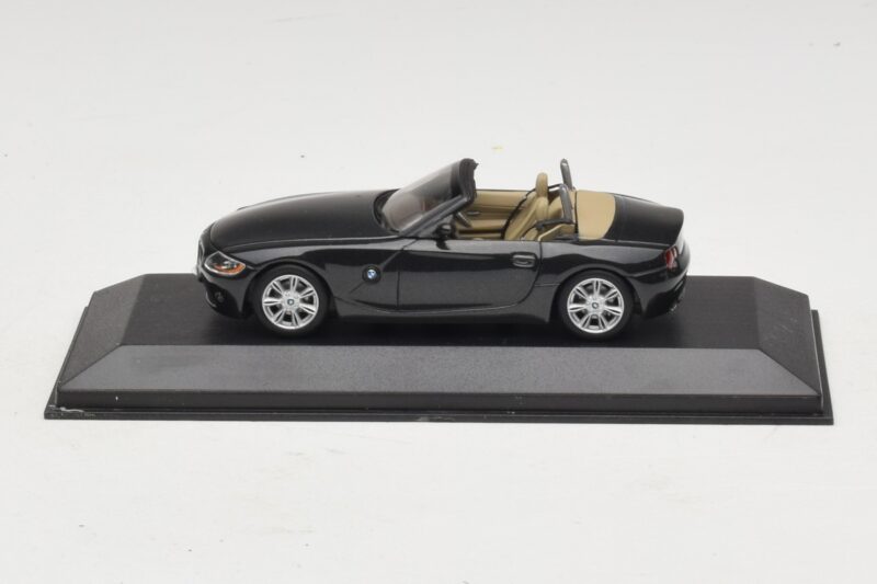BMW Z4 E85 Musta Metallic Korvaava Pakkaus Minichamps 1:43 80420144055-R1 Metalli