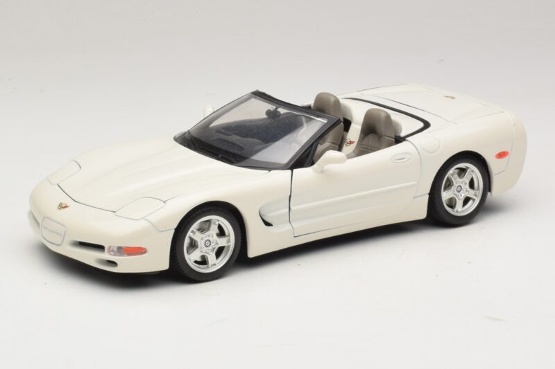 Chevrolet Corvette C5 Avoauto Valkoinen Bburago 1:18 3076-P1 Metalli
