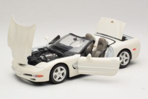 Chevrolet Corvette C5 Avoauto Valkoinen Bburago 1:18 3076-P1 Metalli — kuva 2 / 8