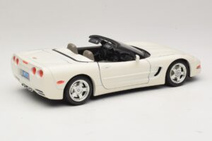 Chevrolet Corvette C5 Avoauto Valkoinen Bburago 1:18 3076-P1 Metalli — kuva 3 / 8