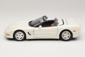 Chevrolet Corvette C5 Avoauto Valkoinen Bburago 1:18 3076-P1 Metalli — kuva 4 / 8