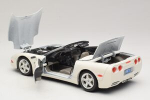 Chevrolet Corvette C5 Avoauto Valkoinen Bburago 1:18 3076-P1 Metalli — kuva 5 / 8