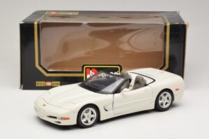 Chevrolet Corvette C5 Avoauto Valkoinen Bburago 1:18 3076-P1 Metalli — kuva 8 / 8