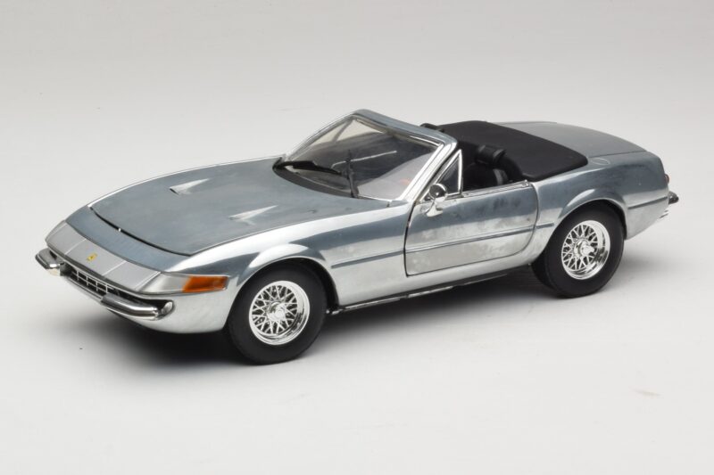 Ferrari 365 GTS Chrome Silver Hot Wheels 1:18 25738 Metalli