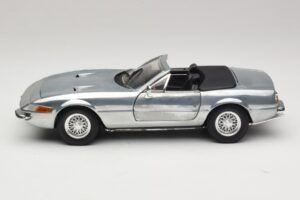 Ferrari 365 GTS Chrome Silver Hot Wheels 1:18 25738 Metalli — kuva 4 / 8