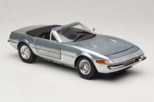 Ferrari 365 GTS Chrome Silver Hot Wheels 1:18 25738 Metalli — kuva 6 / 8