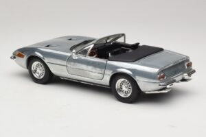 Ferrari 365 GTS Chrome Silver Hot Wheels 1:18 25738 Metalli — kuva 7 / 8