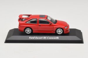 Ford Escort RS Cosworth Punainen Maxichamps 1:43 Ford Escort RS Cosworth Punainen Maxichamps 1:43 940082100 Metalli