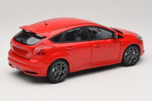Ford Focus ST Mk2 Punainen Minichamps 1:18 110082002 Metalli — kuva 3 / 8