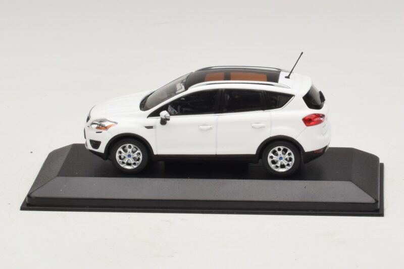 Ford Kuga Mk1 Valkoinen Jälleenmyyjäversio Minichamps 1:43 KUGA002 Metalli