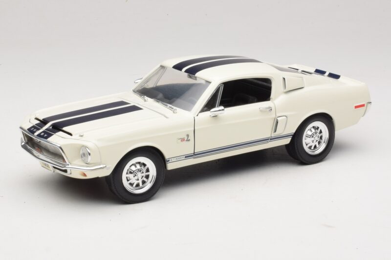 Ford Shelby GT500KR Valkoinen Road Legends 1:18 92168 Metalli