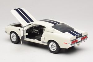 Ford Shelby GT500KR Valkoinen Road Legends 1:18 92168 Metalli — kuva 5 / 8