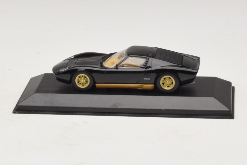 Lamborghini Miura P400 Musta Minichamps 1:43 Lamborghini Miura P400 Musta Minichamps 1:43 430103004 Metalli