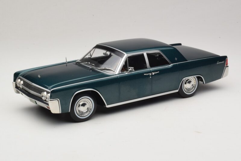 Lincoln Continental Tummanvihreä Metallic Matrix Reloaded & Revolutions KK-Scale 1:18 KKDC181481 Metalli
