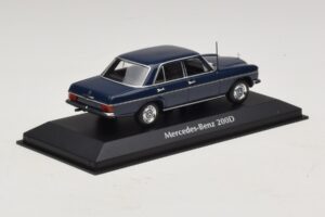 Mercedes 200D W115 Sininen Maxichamps 1:43 940034000 Metalli — kuva 2 / 5