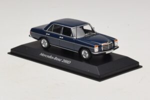 Mercedes 200D W115 Sininen Maxichamps 1:43 940034000 Metalli — kuva 3 / 5