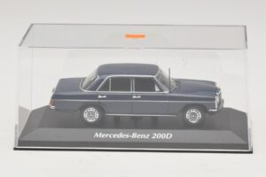 Mercedes 200D W115 Sininen Maxichamps 1:43 940034000 Metalli — kuva 4 / 5