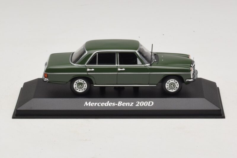 Mercedes 200D W115 Tummanvihreä Maxichamps 1:43 940034001 Metalli