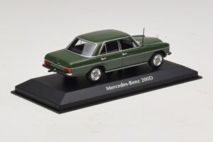 Mercedes 200D W115 Tummanvihreä Maxichamps 1:43 940034001 Metalli — kuva 2 / 5