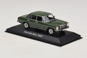 Mercedes 200D W115 Tummanvihreä Maxichamps 1:43 940034001 Metalli — kuva 3 / 5