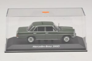 Mercedes 200D W115 Tummanvihreä Maxichamps 1:43 940034001 Metalli — kuva 4 / 5