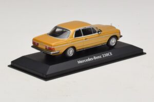 Mercedes 230 CE C123 Kulta Metallic Maxichamps 1:43 940032220 Metalli — kuva 2 / 5