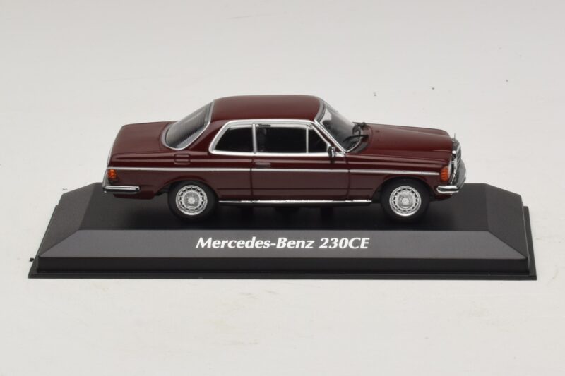 Mercedes 230 CE C123 Punainen Maxichamps 1:43 940032221 Metalli
