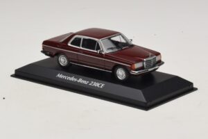 Mercedes 230 CE C123 Punainen Maxichamps 1:43 940032221 Metalli — kuva 3 / 5