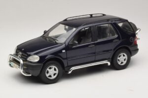 Mercedes ML320 W163 Sininen Maisto 1:18 31847 Metalli