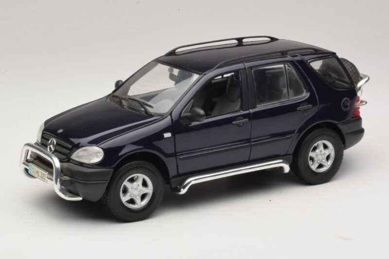 Mercedes ML320 W163 Sininen Maisto 1:18 31847 Metalli