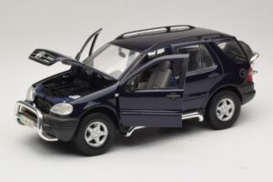 Mercedes ML320 W163 Sininen Maisto 1:18 31847 Metalli — kuva 2 / 8