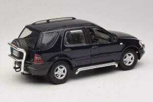 Mercedes ML320 W163 Sininen Maisto 1:18 31847 Metalli — kuva 3 / 8