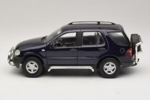 Mercedes ML320 W163 Sininen Maisto 1:18 31847 Metalli — kuva 4 / 8