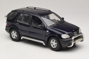 Mercedes ML320 W163 Sininen Maisto 1:18 31847 Metalli — kuva 6 / 8