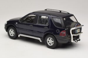 Mercedes ML320 W163 Sininen Maisto 1:18 31847 Metalli — kuva 7 / 8