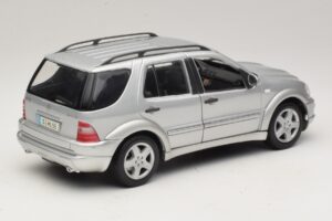 Mercedes ML55 AMG W163 Hopea Maisto 1:18 31876-P1 Metalli — kuva 3 / 8